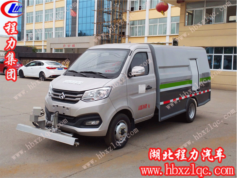 程力專用汽車股份有限公司國(guó)六長(zhǎng)安路面養(yǎng)護(hù)車